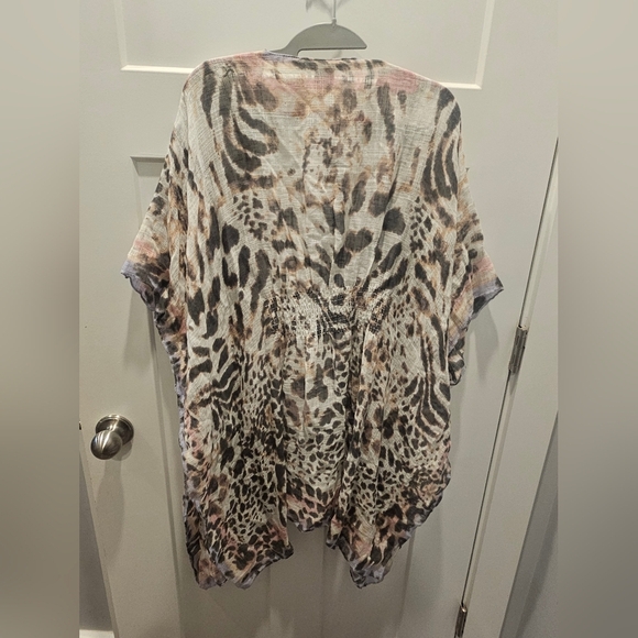 NWT Vince Camuto Animal Print Kimono Cardigan One Size Neutral Lightweight Wrap - Picture 4 of 9